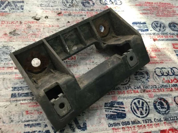 5J0863377A | Orta Konsol Sabitleme Braketi | Skoda Fabia, Roomster VAG