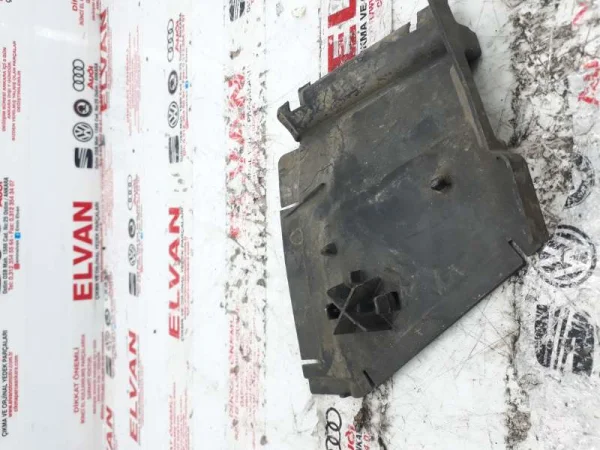 8K0809922 | Audi A4 Ön Sağ Silecek Altı Plastik Izgarası VAG