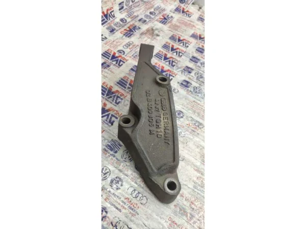 02B409905M | VW Transporter Aks Bağlantı Braketi VAG