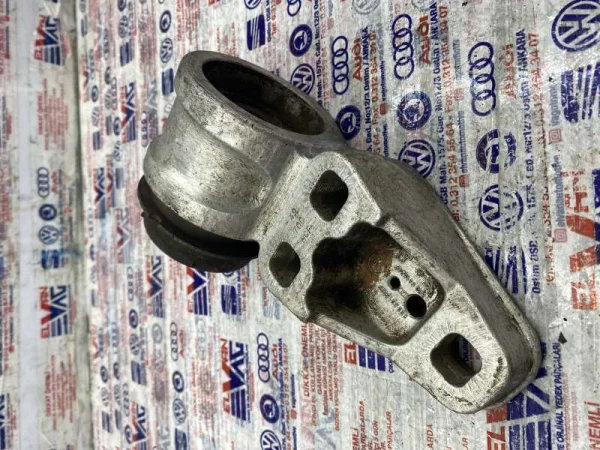 8E0501522F | VW Passat Arka Travers Burcu VAG