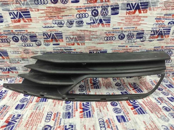 8V5807682A | Audi A3 Sağ Sis Farı Çerçevesi VAG