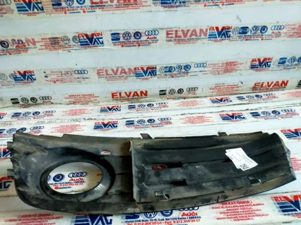 8K0807682A | Audi A4 Sağ Sis Farı Kapağı VAG