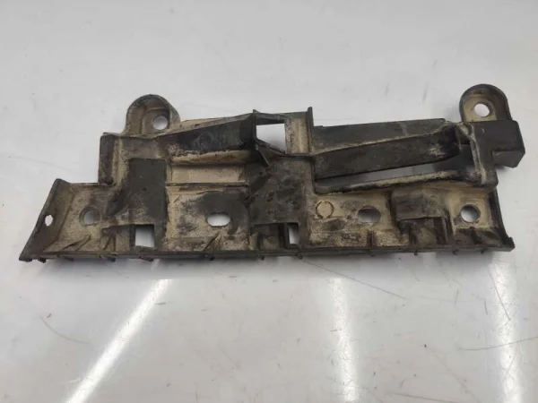 2K0807394 | VW Caddy Sağ Arka Tampon Braketi VAG