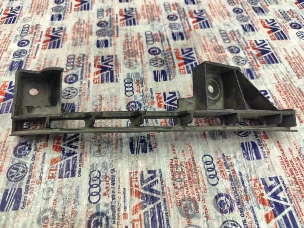 1T0807889B | Sol Ön Tampon Far Altı Braketi | VW Caddy, Touran VAG