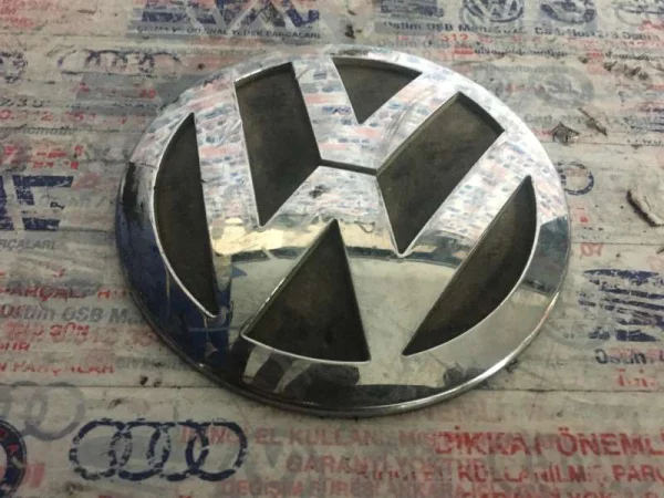 2K0853630B | VW Caddy Arka Bagaj Kapak Arması VAG