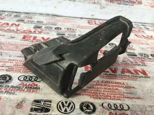 8V5807262 | Audi A3 Sağ Sis Far Braketi VAG