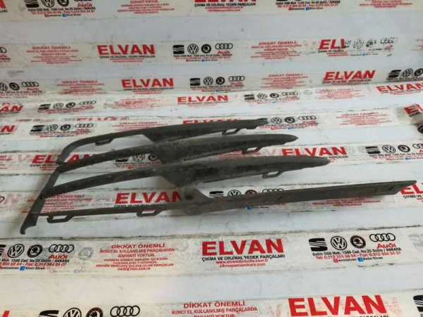 1K8853666E | VW Scirocco Sağ Sis Far Çerçevesi VAG