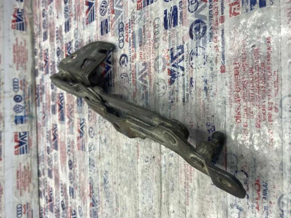 3B5827301 | Audi A4 Sol Bagaj Kapağı Menteşesi VAG