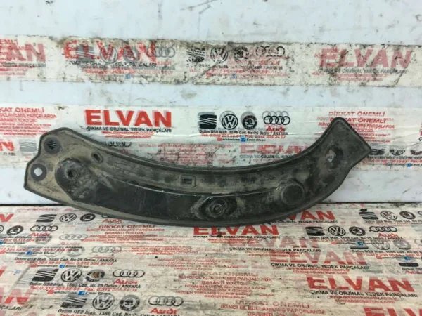 8U0805931 | Sol Üst Radyatör Taşıyıcı Braketi | Audi Q3, RS Q3 VAG