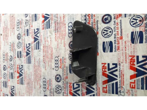 8V3955276 | Audi A3 Sağ Far Yıkama Kapağı VAG