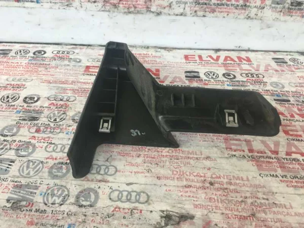 8V0863424A | Sağ Bagaj Kaplama Braketi | Audi A3, RS 3 VAG