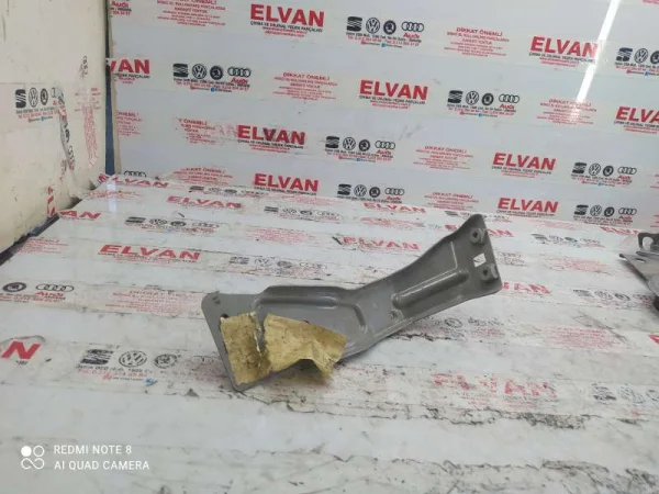 5C6821135 | VW Jetta Ön Sol Çamurluk Braketi VAG