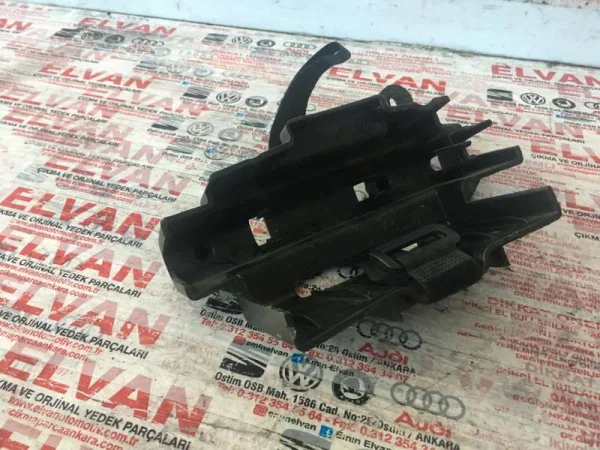 8V3012635B | Audi A3 Kriko Yuvası VAG