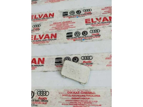 8R0807450 | Audi Q5 Arka Tampon Çeki Demiri Kapağı VAG