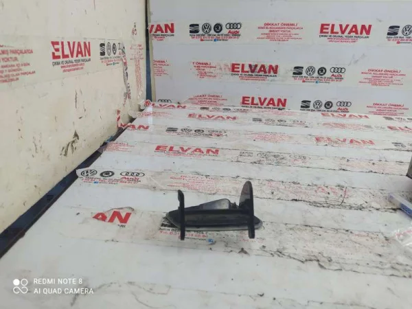 8X0807563 | Audi A1 Sol Far Yıkama Kapağı Menteşesi VAG