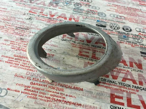 8E0807820 | Audi A4 Sağ Sis Farı Çerçevesi VAG