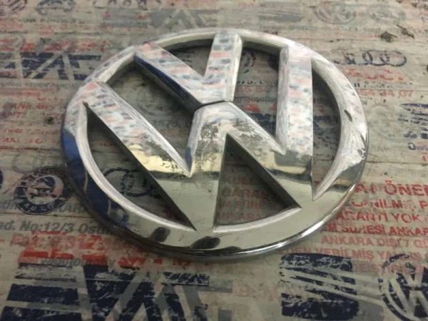 1K8853600A | VW Scirocco Ön Kaput Amblemi VAG