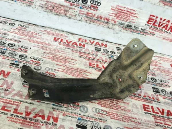 1P0821135 | Çamurluk Bağlantı Braketi VAG