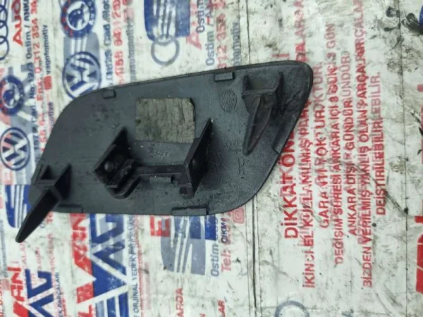8U0955276 | Audi Q3 Sağ Far Yıkama Kapağı VAG
