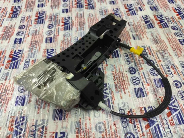 8T2837886B | Sağ Dış Kapı Kolu Bağlantı Braketi | Audi A1, A4, A5, Q5 VAG