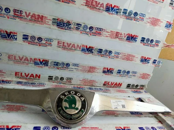 5J0853633A | Ön Panjur Üst Nikelajı | Skoda Fabia, Rapid, Roomster VAG