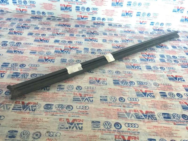 5N0837479 | VW Tiguan Ön Kapı Cam Sıyırıcısı VAG
