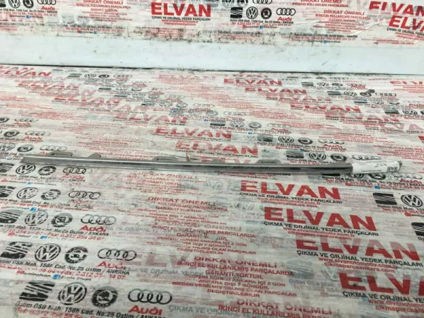 2H7853765 | VW Amarok Ön Sağ Kapı Çıtası VAG