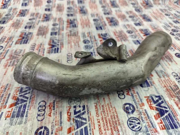 078133609C | Sol Üst İntercooler Borusu | Audi A4, A6 VAG