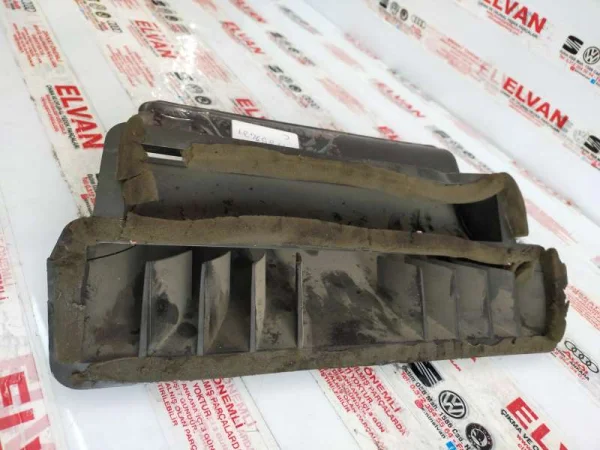 8R1858431C | Audi Q5 Havalandırma Kanalı VAG