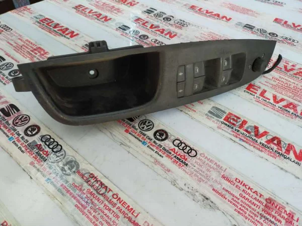 4L1867171 | Audi Q7 Sol İç Kapı Kolu Çerçevesi VAG