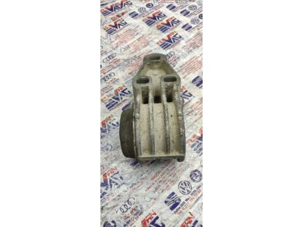 8E0501522G | Arka Sağ Aks Taşıyıcı Braketi VAG