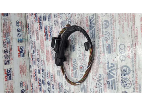 038973121 | Soket Muhafazası | VW Golf, Jetta, Passat, Polo - Audi A4 - Seat Alhambra VAG