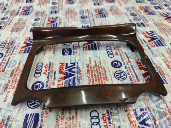 7L6864378E | VW Touareg Orta Konsol Dekor Çıtası
