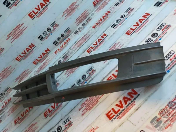 4F0807682N | Audi A6 Ön Sağ Sis Farı Çerçevesi Izgarası VAG
