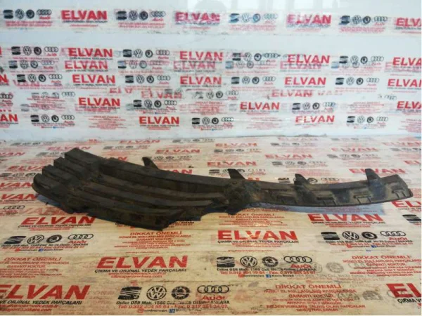 8V3807682M | Audi A3 Sağ Sis Kapağı VAG