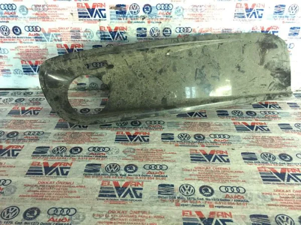 7H5807490 | VW Transporter Sağ Sis Farı Çerçevesi VAG