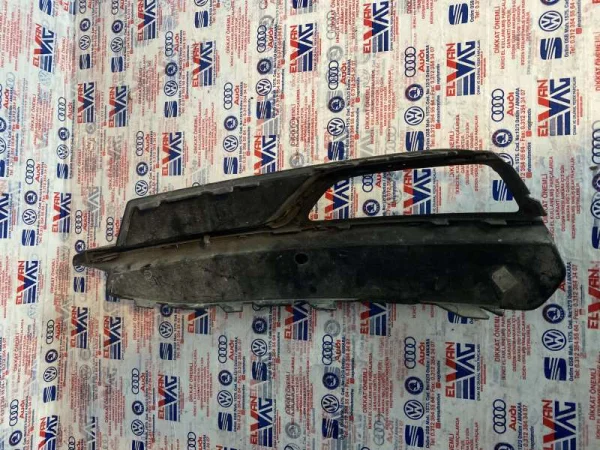 8V3807682G | Audi A3 Sağ Sis Farı Izgarası VAG