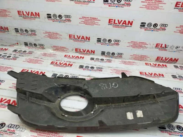 8U0807682E | Audi Q3 Sağ Sis Far Izgarası VAG