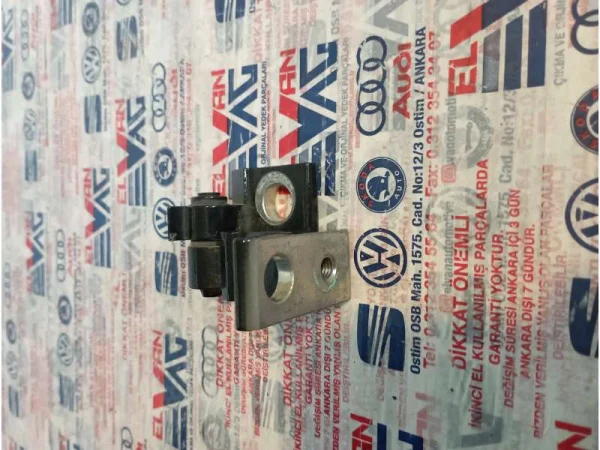 8X4833408A | Üst Sağ Ön Kapı Menteşesi | VW Bora, Touran - Audi A3, A4 - Seat Ateca VAG