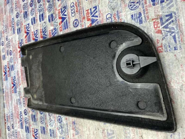 1J0867468 | Arka Bagaj Yan Kapağı Düğmesi | VW Bora, Caddy, Golf - Audi A5, Q7 - Seat Alhambra VAG