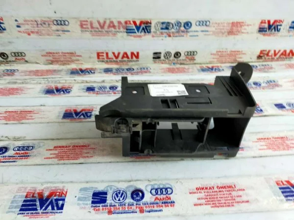 1K0937546 | Sağ Ön Koltuk Altı Fiş Yuvası | VW Bora, Golf, Jetta - Seat Altea, Leon - Skoda Octavia VAG