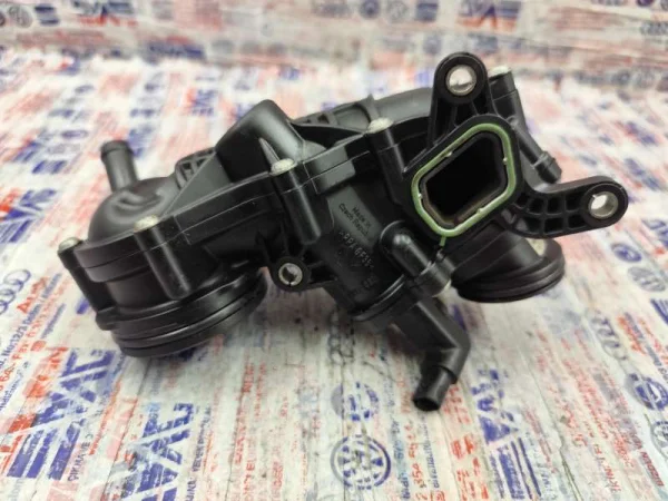 059121111BM | Termostat Kapağı | Audi A4, A6, Q7 VAG