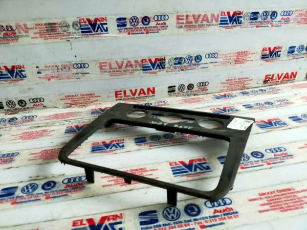 2K5858061L | VW Caddy Orta Konsol Çerçevesi VAG