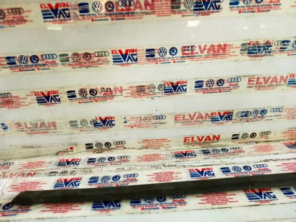 1M0853516 | Ön Kapı Çıtası VAG