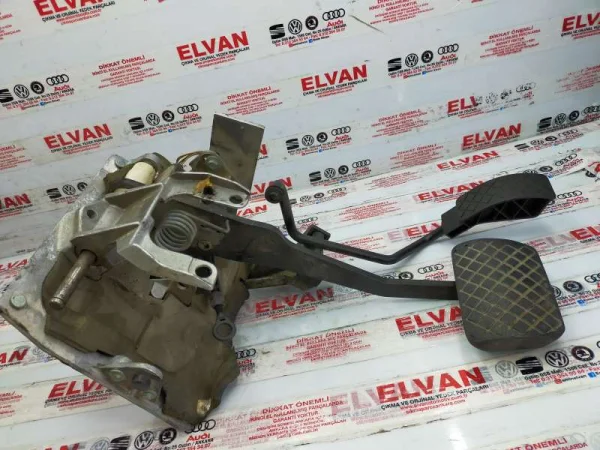 4D1723115H | Audi A8 Gaz Pedalı Bağlantı Braketi VAG