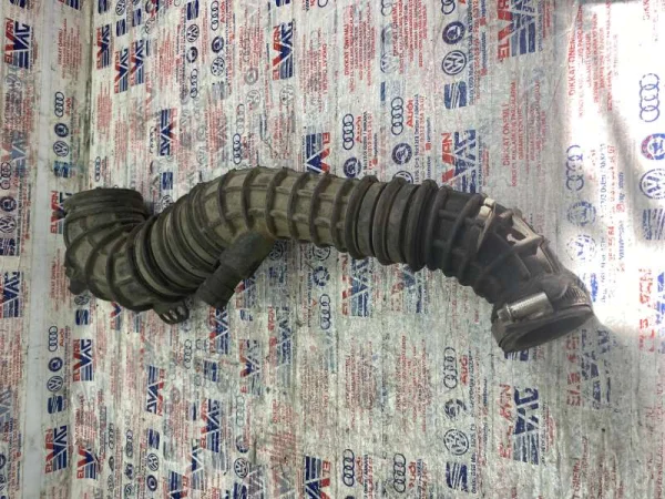 7E0129615E | VW Transporter Hava Filtre Borusu VAG