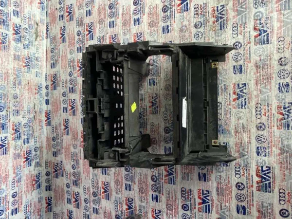 8E0858005E | Audi A4 Konsol Çerçevesi VAG