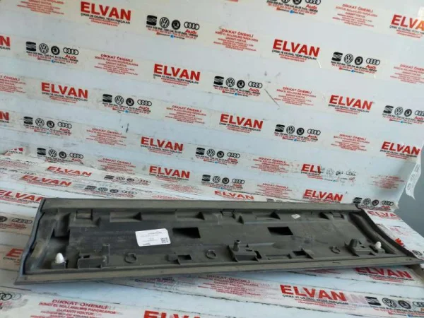8U0853969 | Audi Q3 Arka Sol Kapı Bandı VAG