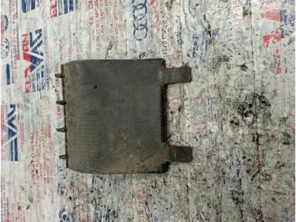 8P1863351D | Orta Konsol Arka Eşya Gözü Lastiği VAG