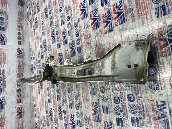 8W0821136B | Sağ Çamurluk Bağlantı Braketi VAG